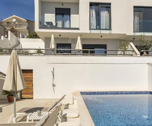 Seaside With A Swimming Pool Rastici, Ciovo - 17889 * 트로기르